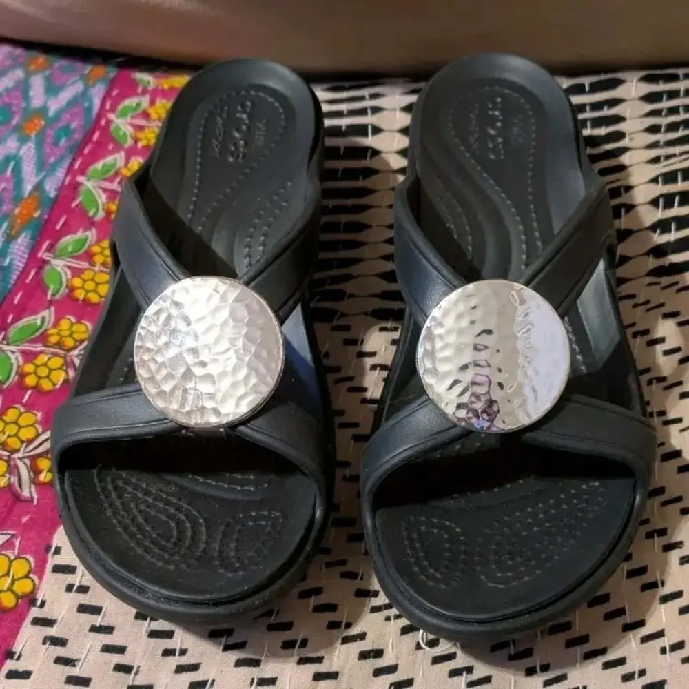 Crocs Sanrah Hammered Silver Circle Wedge Slide Sandals Black Women's Size 7